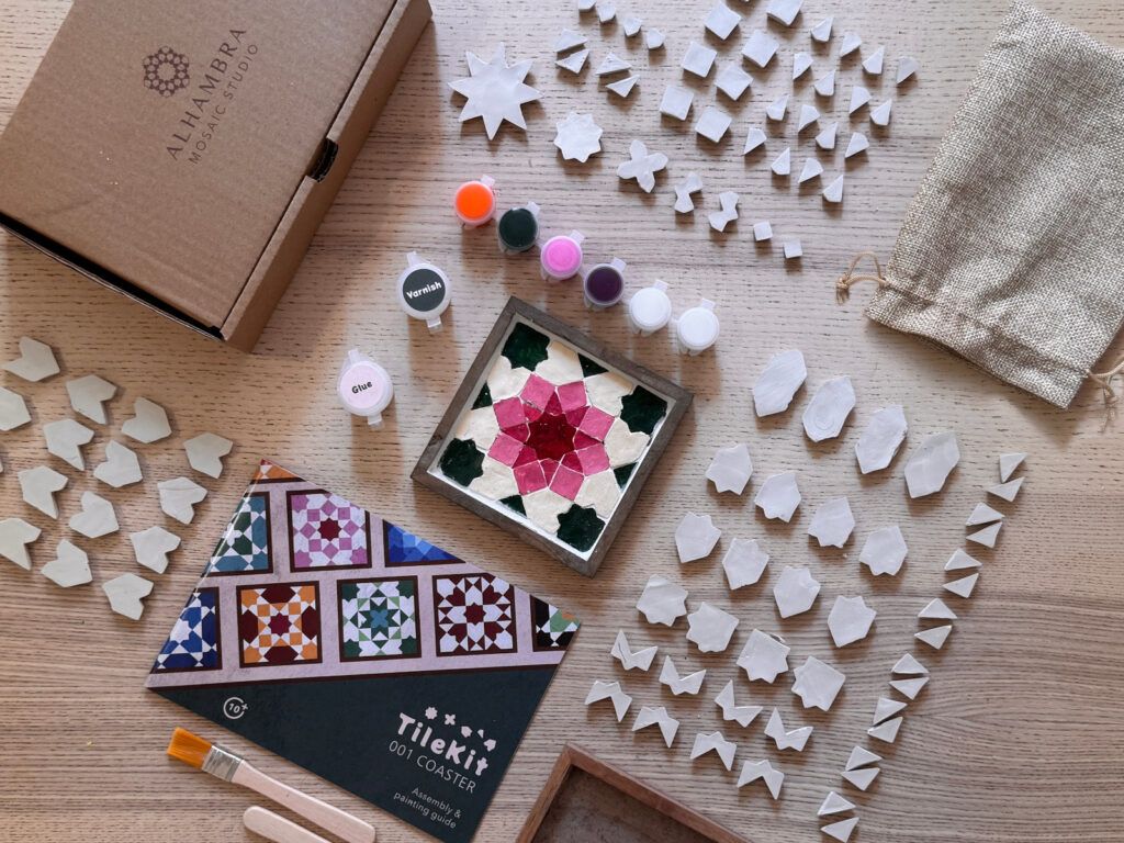 Inhoud van de kit met een roze onderzetter in het palet Florals