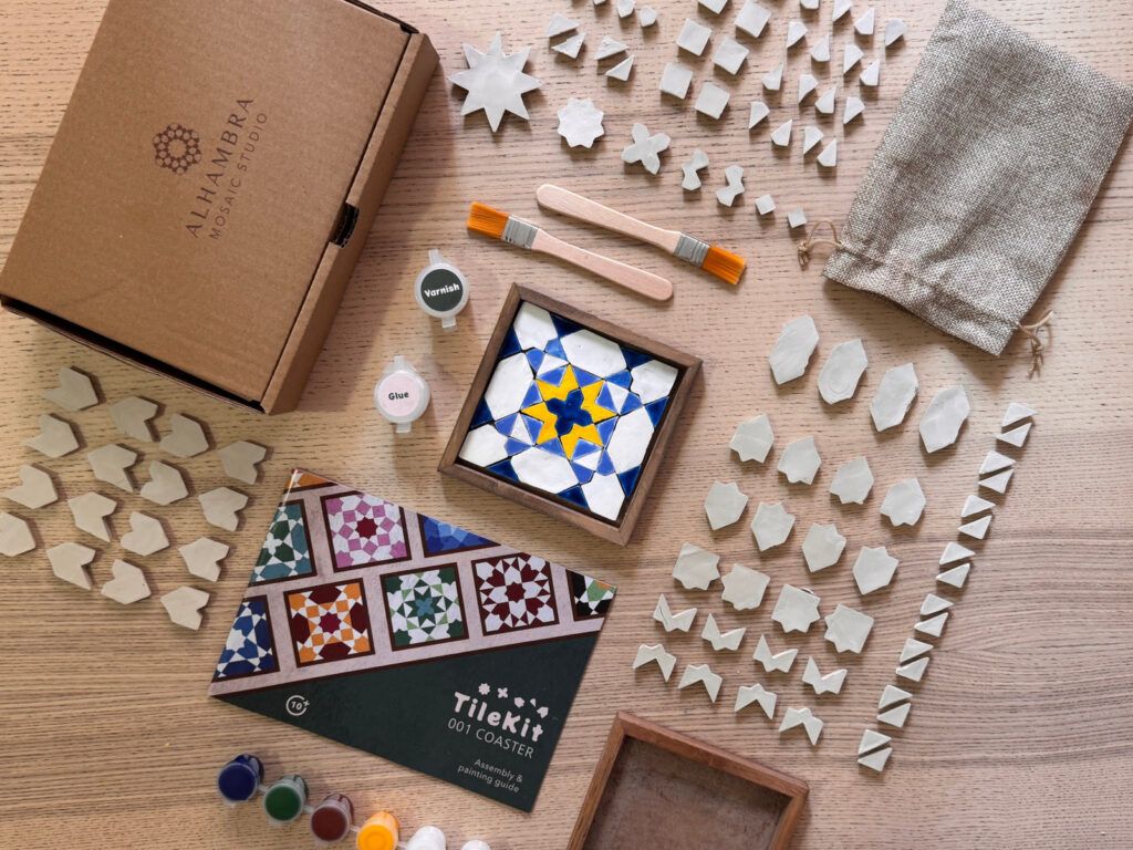 Contingut del kit amb un sotagot blau i groc amb la paleta Fes / Marràqueix